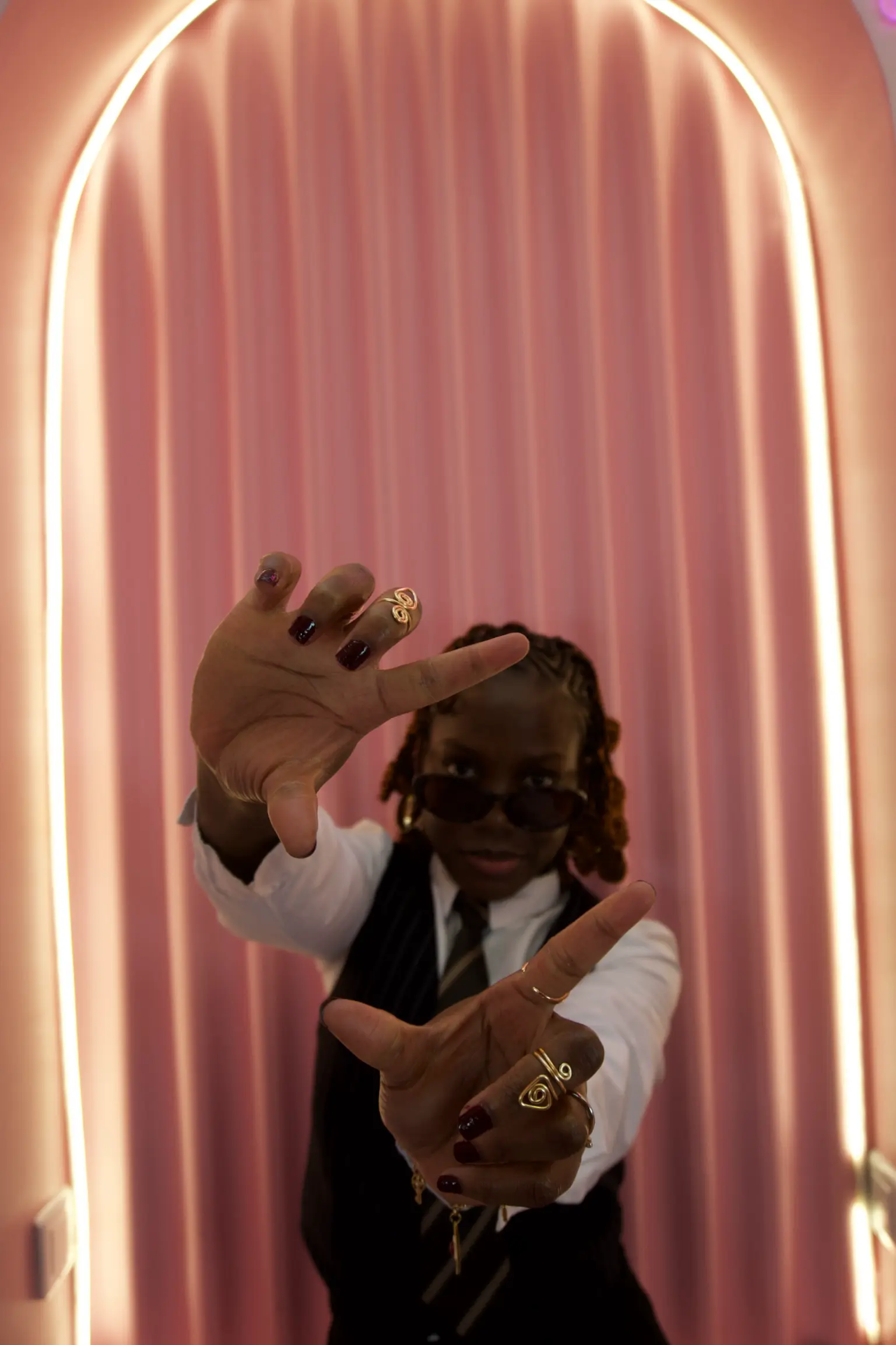 Maquilleuse appliquant un trait d'eyeliner sur une participante.