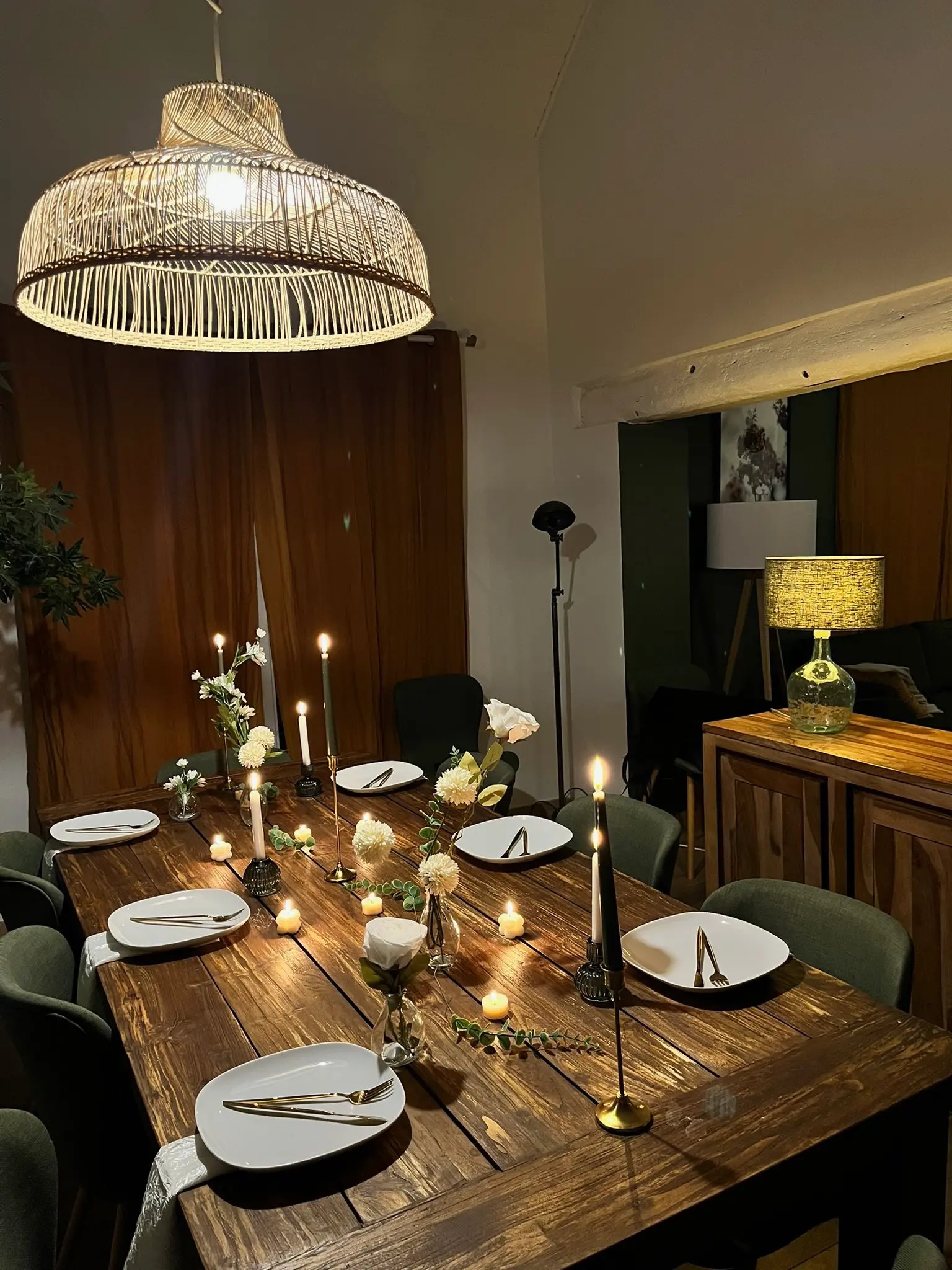 Atelier créatif organisé dans une maison lumineuse.