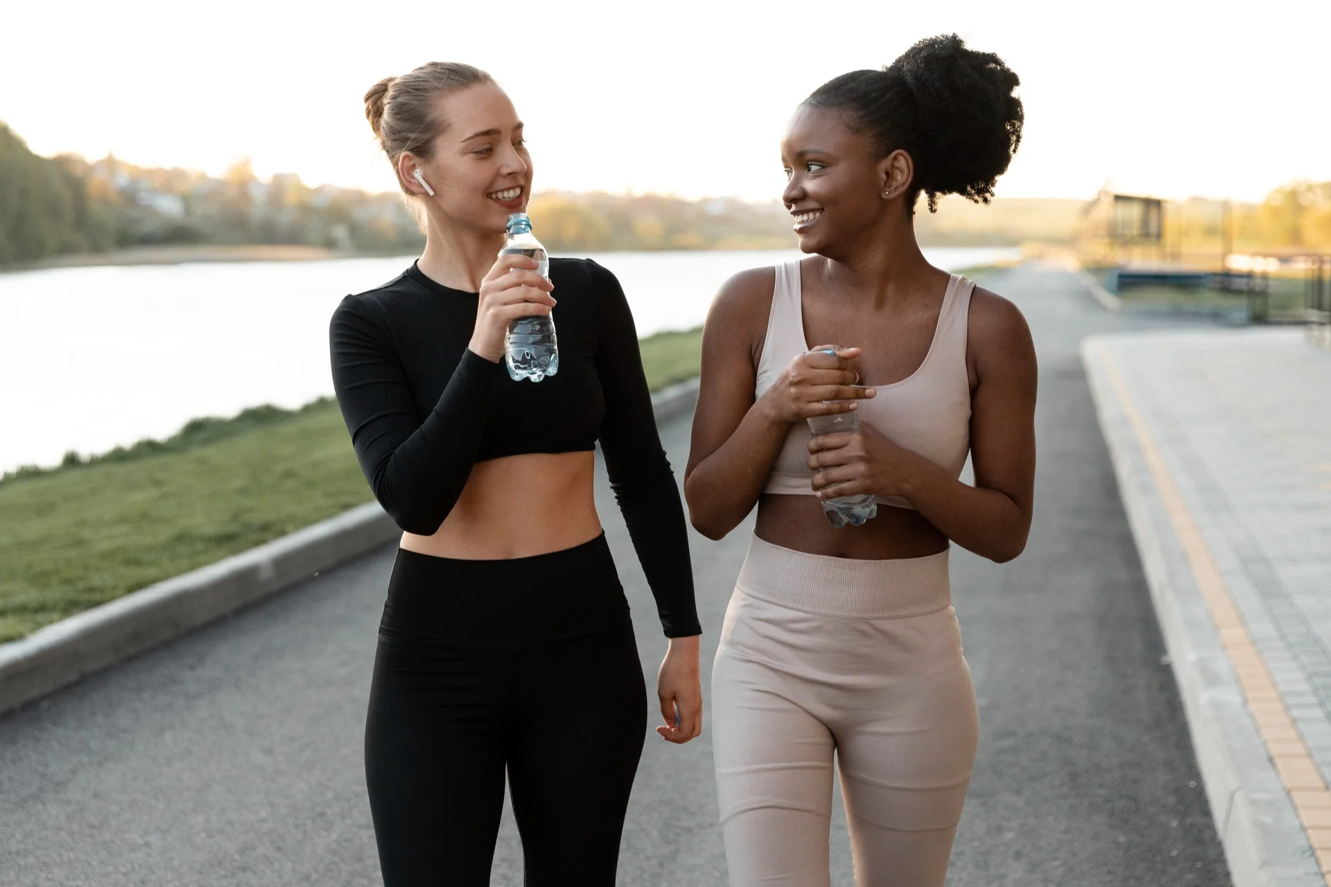 Séance dynamique de sport et bien-être avec un coach